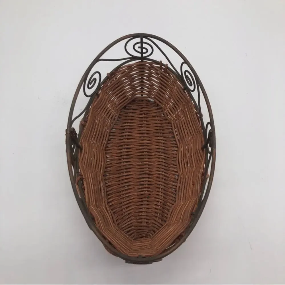 Small Wire and Wicker Basket, Cool Leaf detail. In excellent condition!